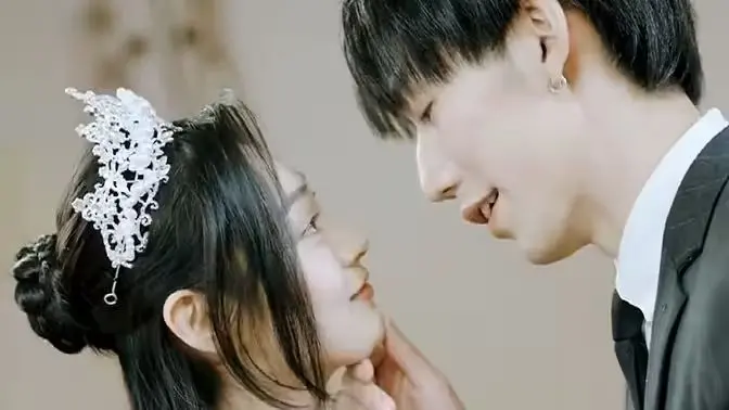 《替嫁缠婚大佬送上门》：霸总甜宠新篇章！豪门恩怨，契约婚姻，上演极致反差萌！